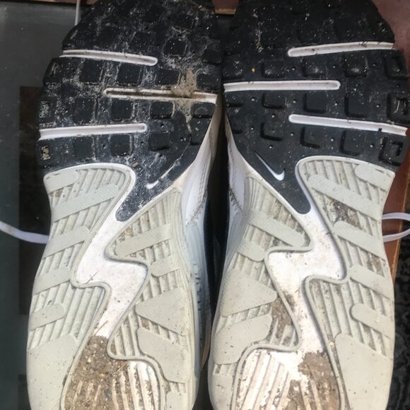 Well Worn Women's Size 7 Sneakers - Picture 4 of 5